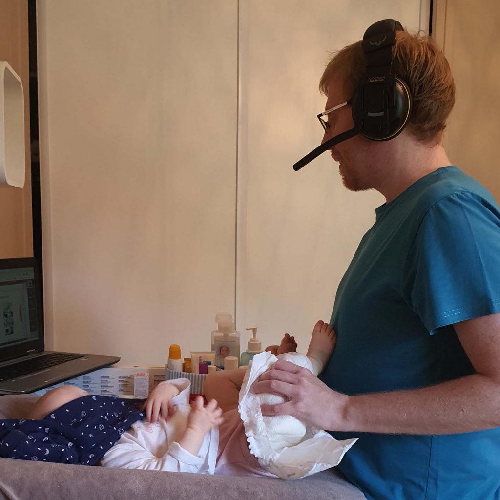 Un handisharer télétravaille en changeant son bébé