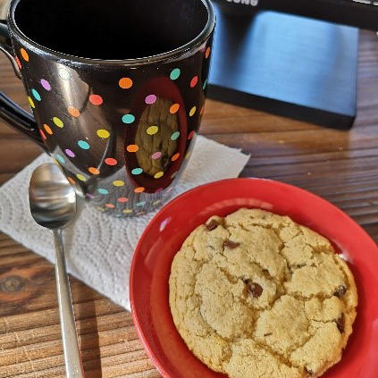 Une tasse et un joli cookies