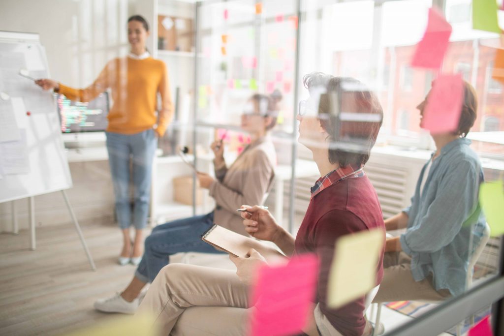 Stagiaires suivant une formation dans une salle dédiée.
