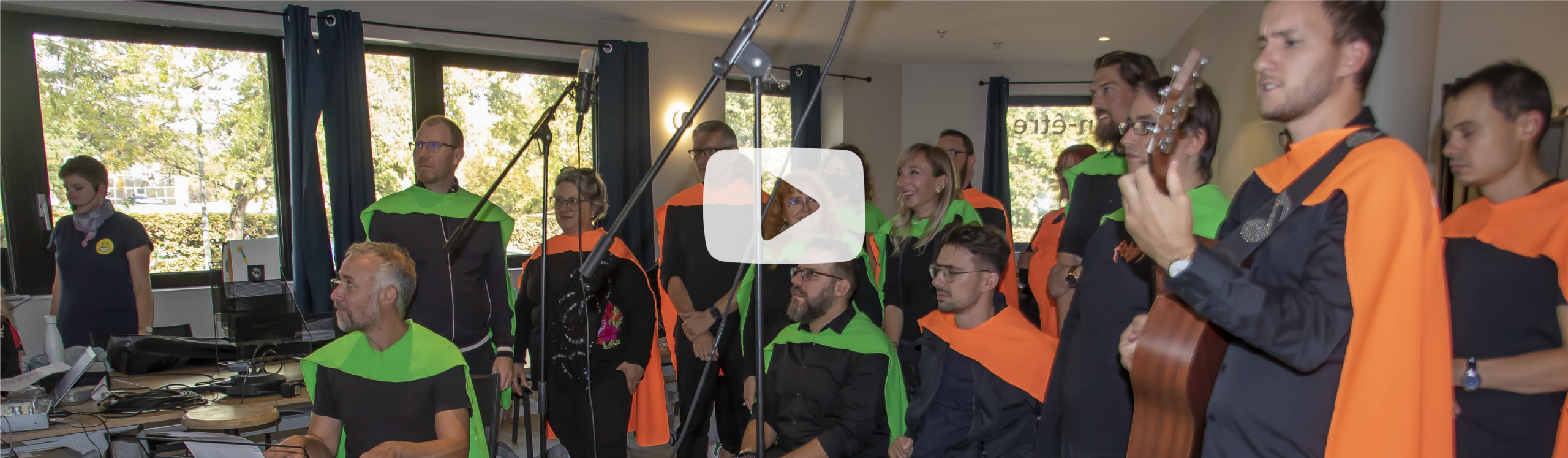 Photo de l'équipe Handishare pendant l'enregistrement de l'hymne d'entreprise Handishare.