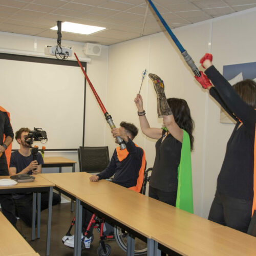 Photo de l'équipe Handishare dans la salle de réunion pendant le tournage du clip de l'hymne d'entreprise Handishare.